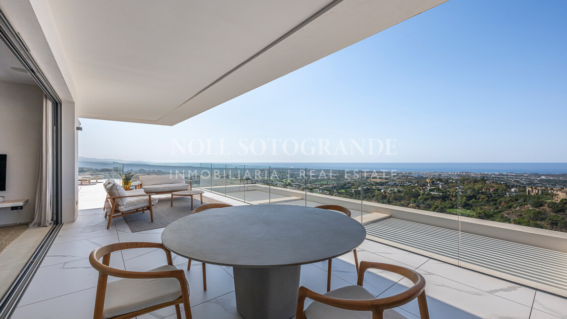 Contemporary apartment with open sea and golf views in La Quinta, Benahavis