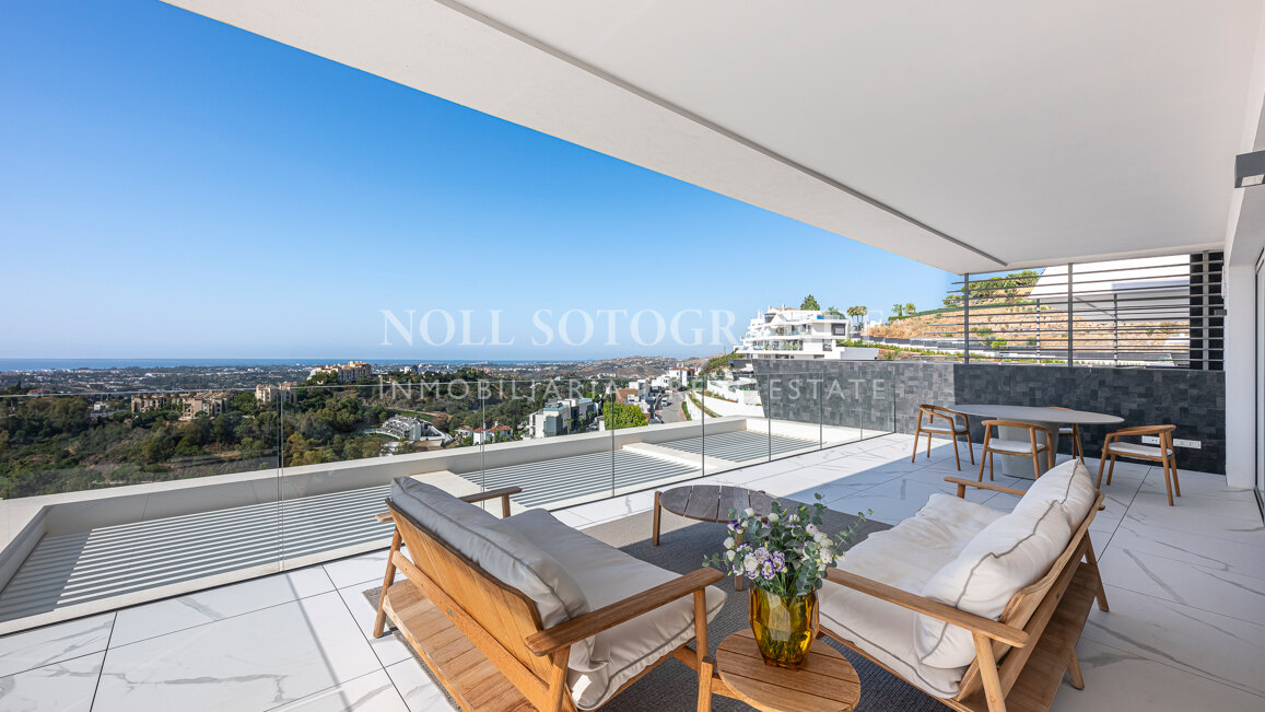 Contemporary apartment with open sea and golf views in La Quinta, Benahavis