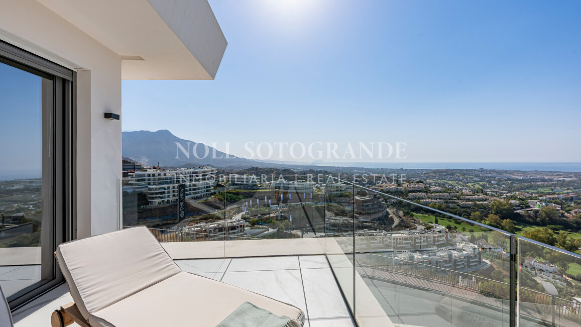 Contemporary apartment with open sea and golf views in La Quinta, Benahavis