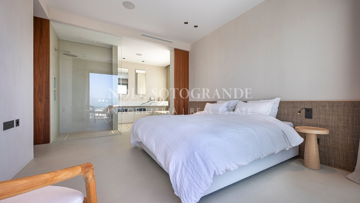 Contemporary apartment with open sea and golf views in La Quinta, Benahavis