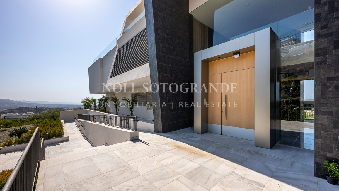 Contemporary apartment with open sea and golf views in La Quinta, Benahavis