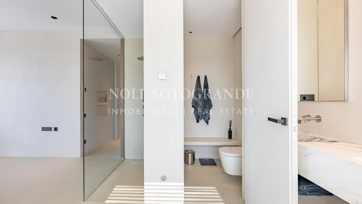 Contemporary apartment with open sea and golf views in La Quinta, Benahavis