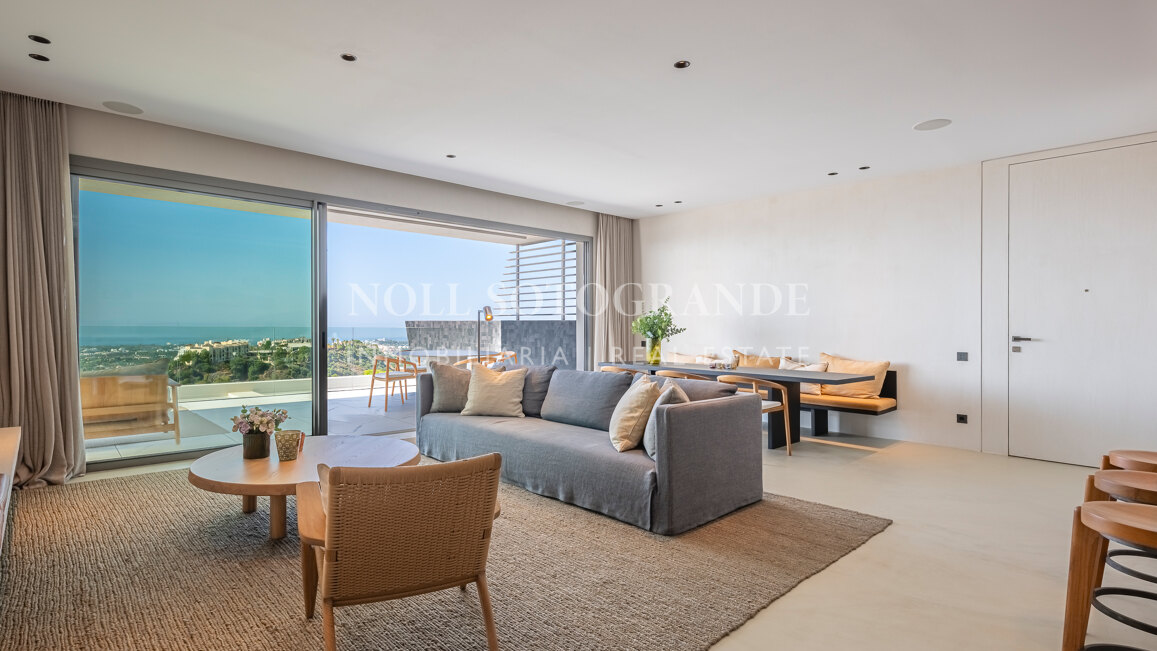 Contemporary apartment with open sea and golf views in La Quinta, Benahavis