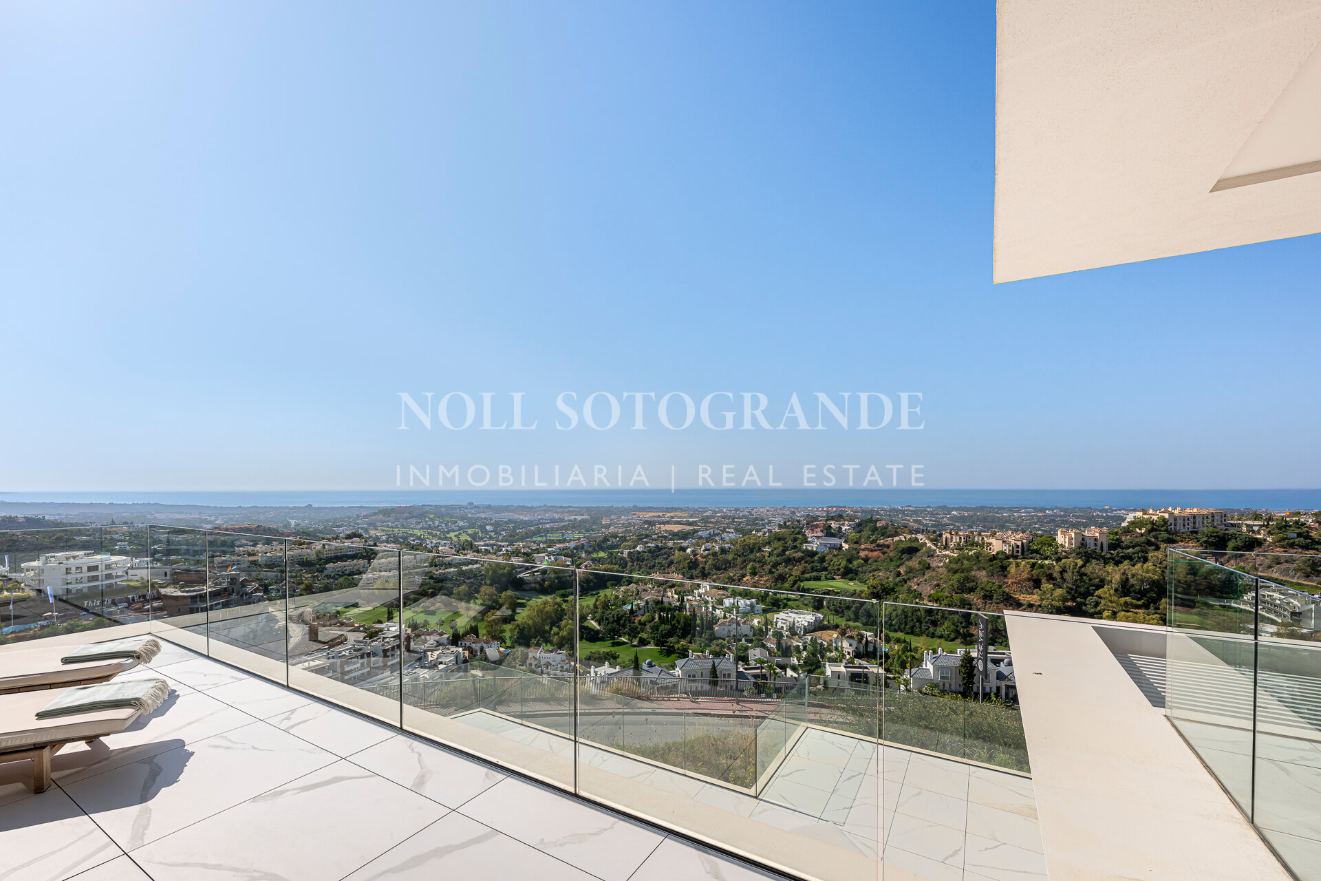 Contemporary apartment with open sea and golf views in La Quinta, Benahavis