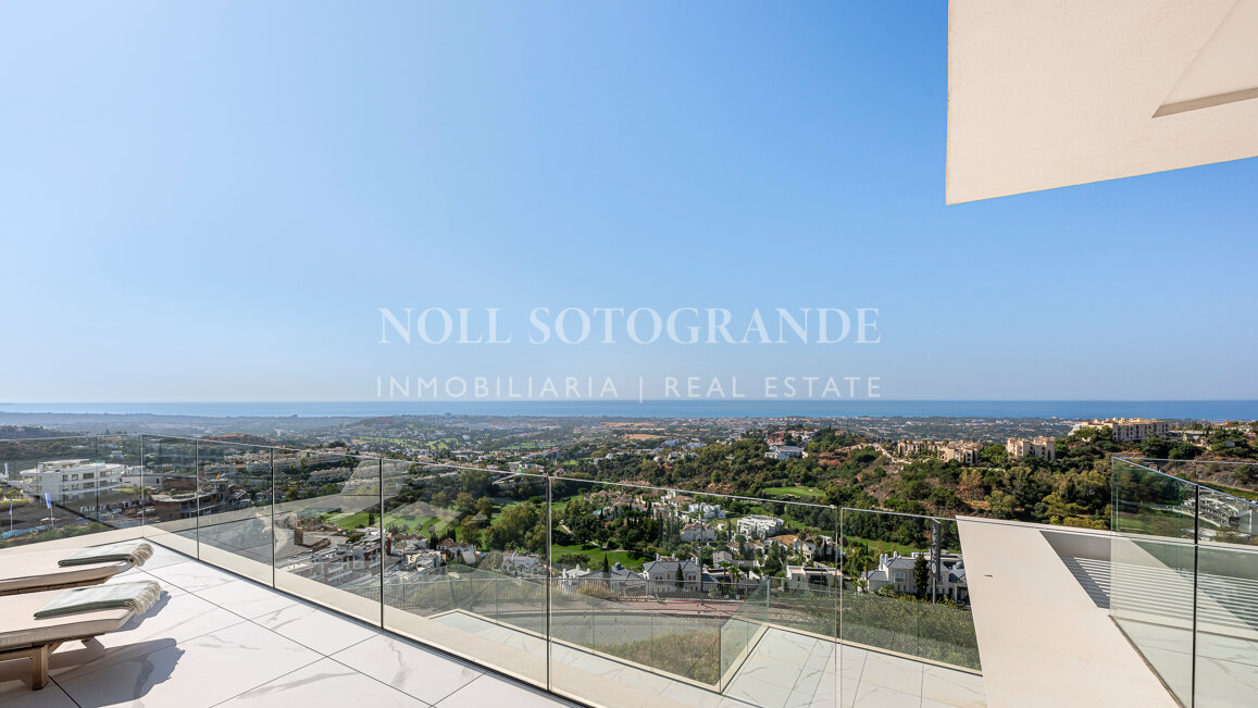 Contemporary apartment with open sea and golf views in La Quinta, Benahavis