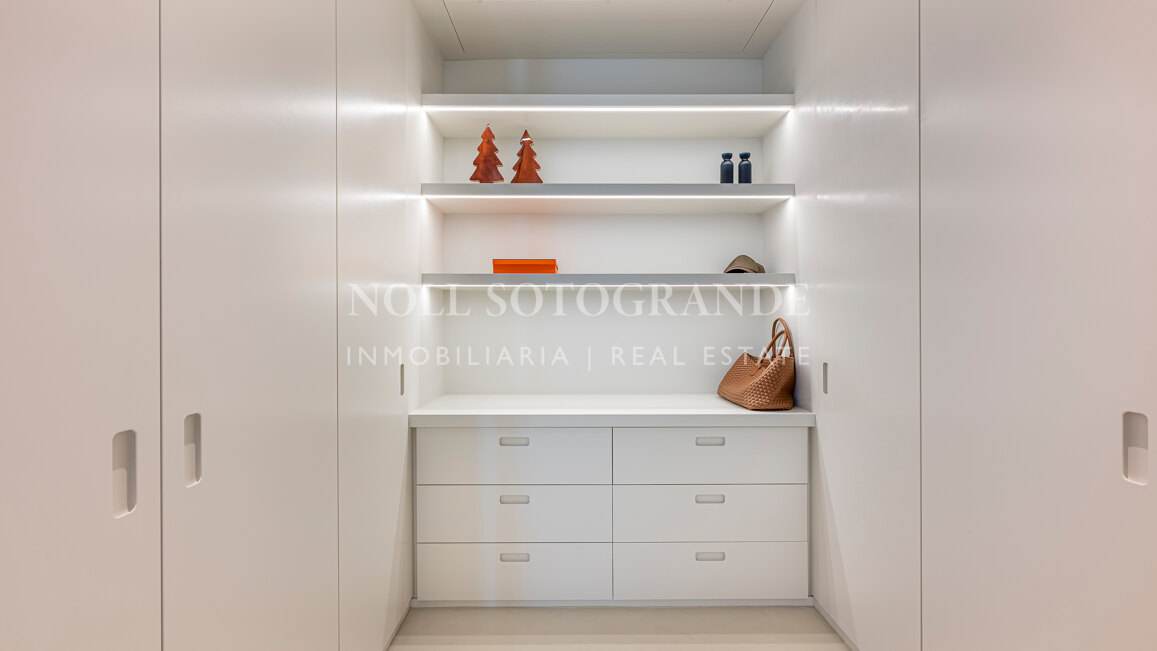 Contemporary apartment with open sea and golf views in La Quinta, Benahavis