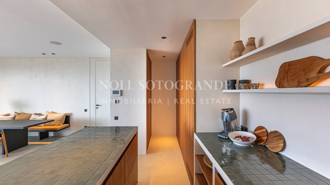 Contemporary apartment with open sea and golf views in La Quinta, Benahavis