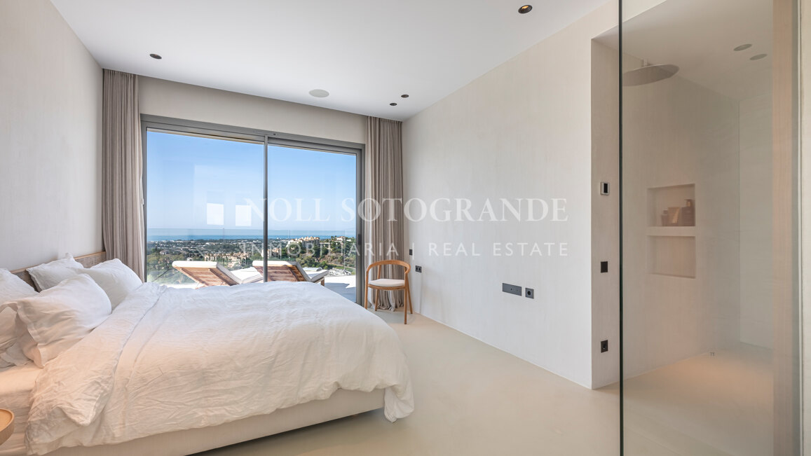 Contemporary apartment with open sea and golf views in La Quinta, Benahavis