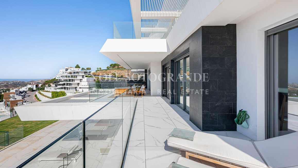 Contemporary apartment with open sea and golf views in La Quinta, Benahavis