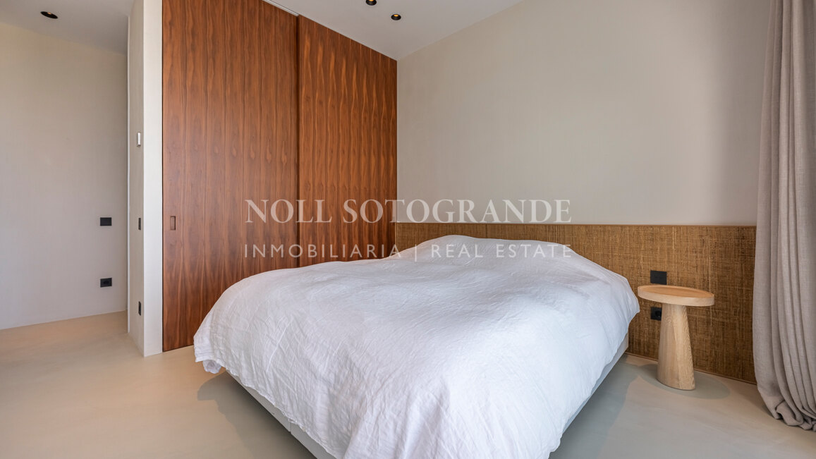 Contemporary apartment with open sea and golf views in La Quinta, Benahavis