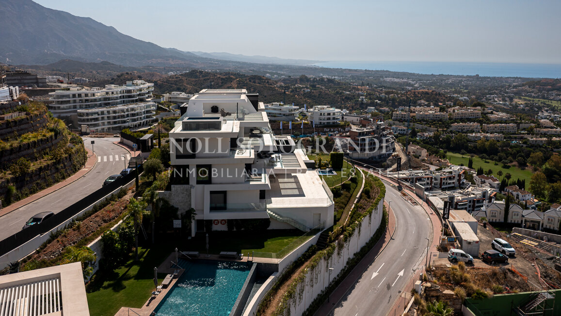 Contemporary apartment with open sea and golf views in La Quinta, Benahavis
