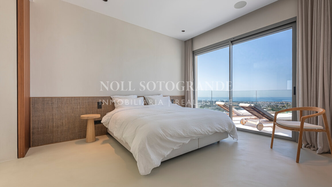 Contemporary apartment with open sea and golf views in La Quinta, Benahavis