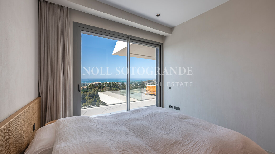 Contemporary apartment with open sea and golf views in La Quinta, Benahavis