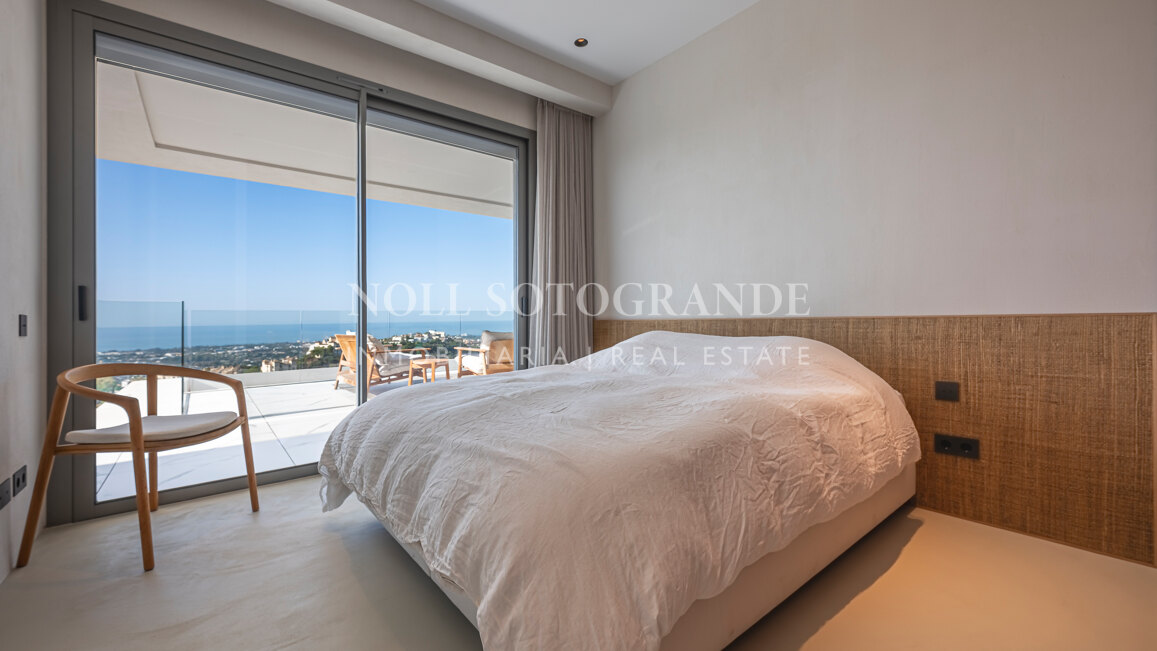 Contemporary apartment with open sea and golf views in La Quinta, Benahavis