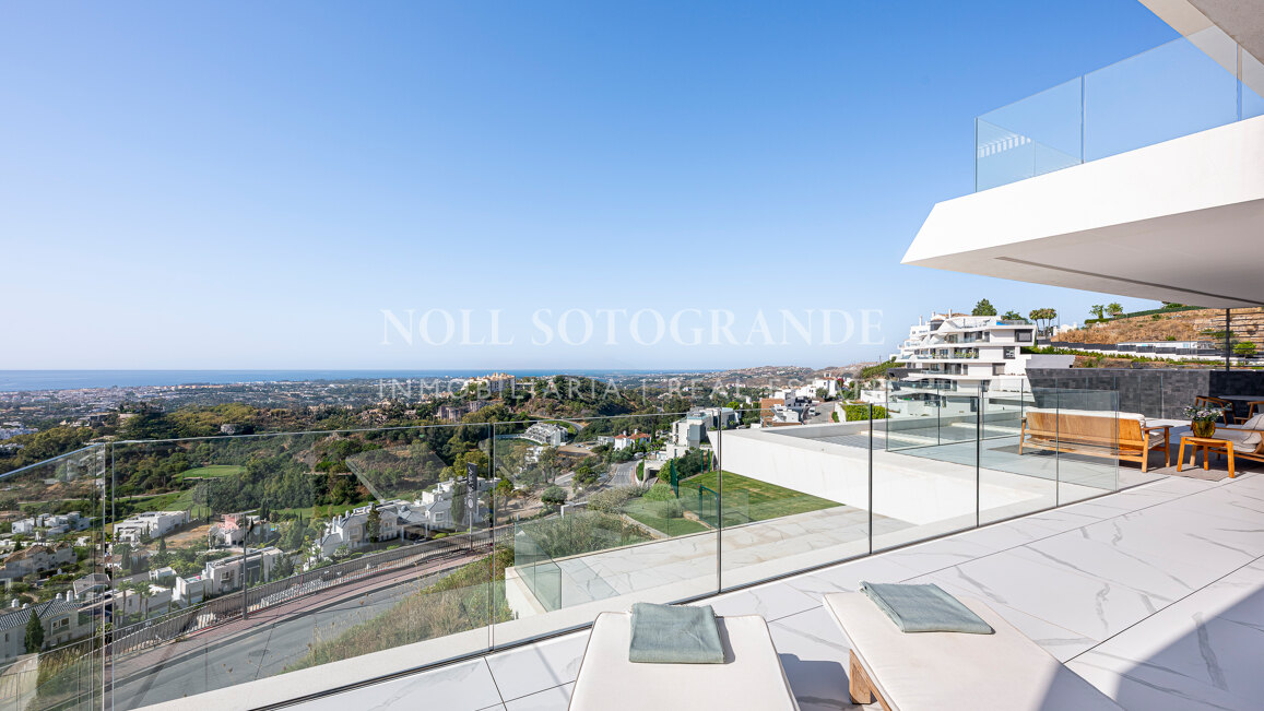 Contemporary apartment with open sea and golf views in La Quinta, Benahavis