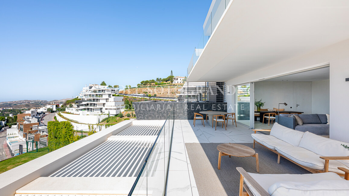 Contemporary apartment with open sea and golf views in La Quinta, Benahavis
