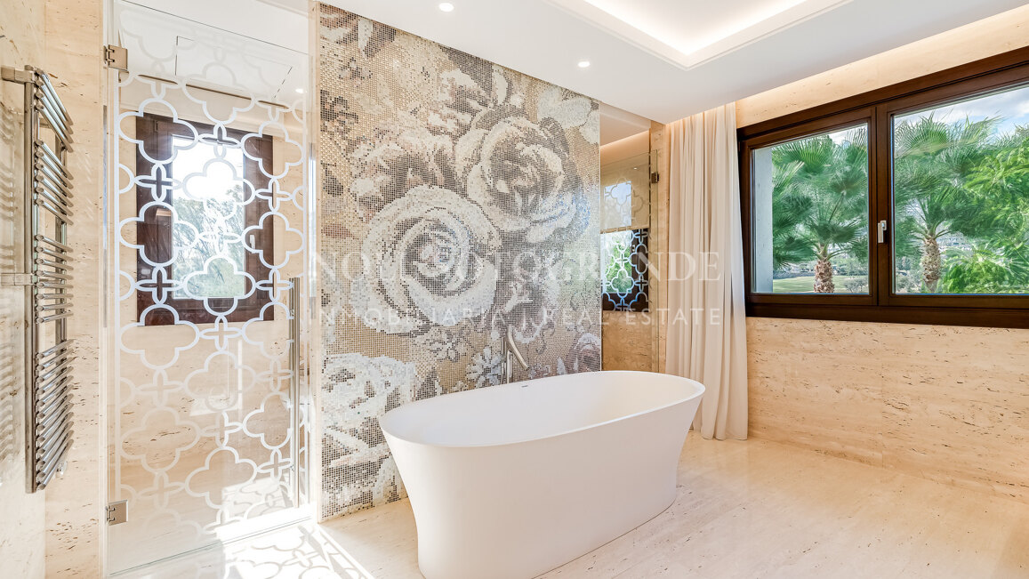 Villa zum Verkauf in Los Naranjos, Nueva Andalucia