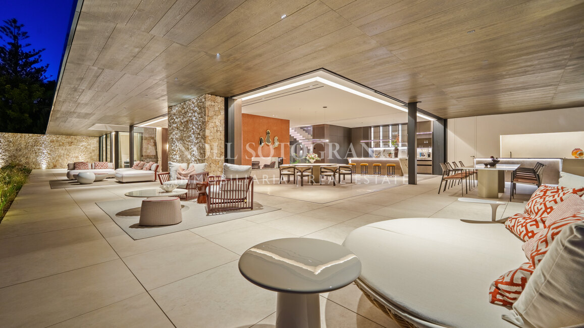 Villa for sale in El Herrojo, Benahavis