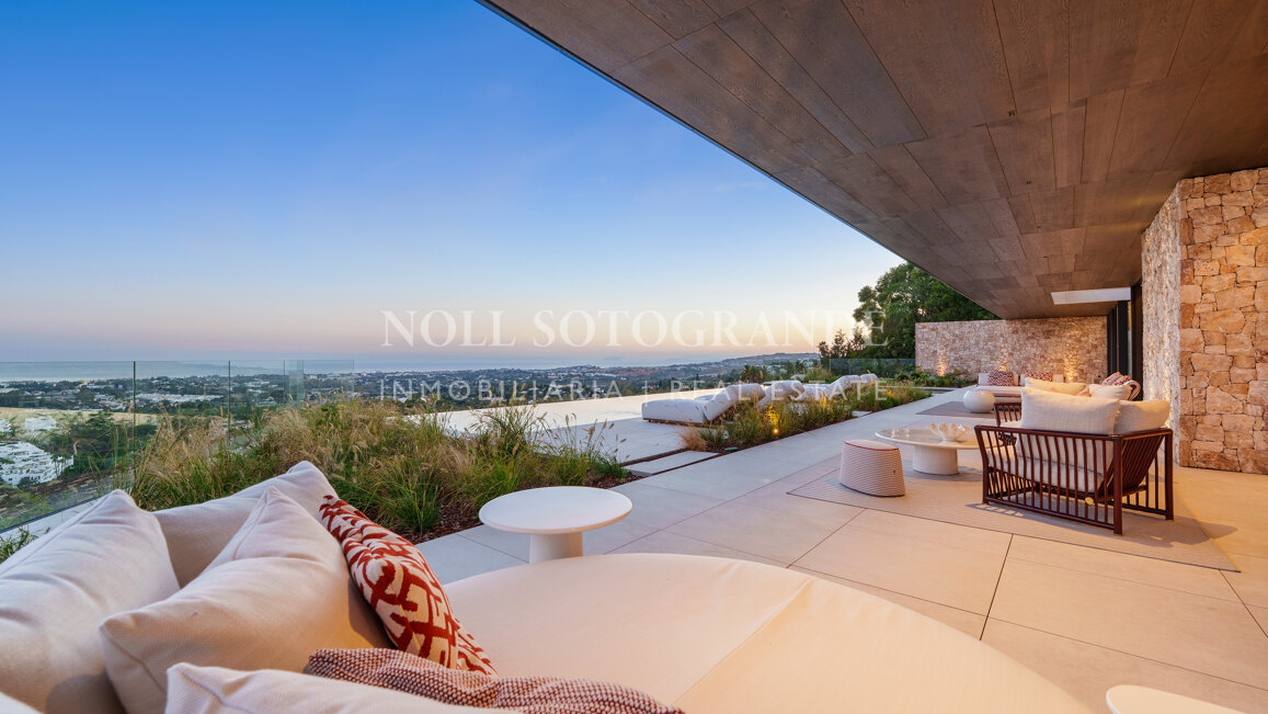 Villa for sale in El Herrojo, Benahavis