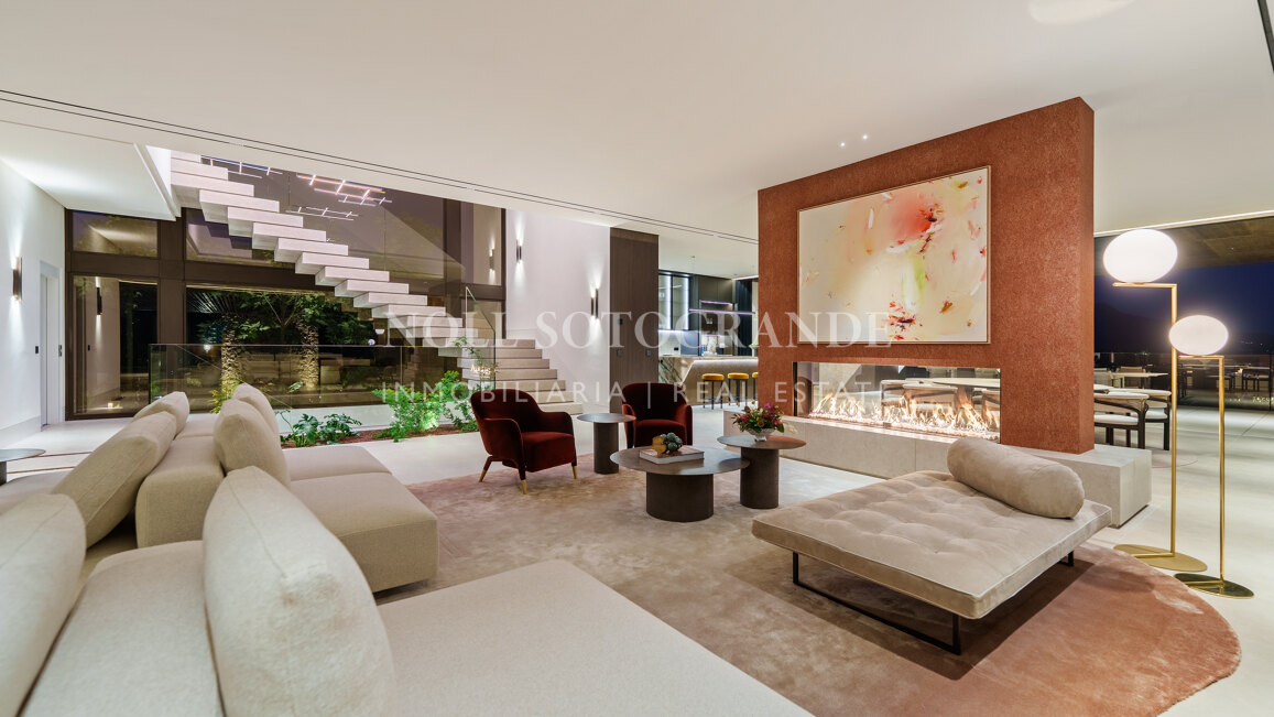 Villa for sale in El Herrojo, Benahavis