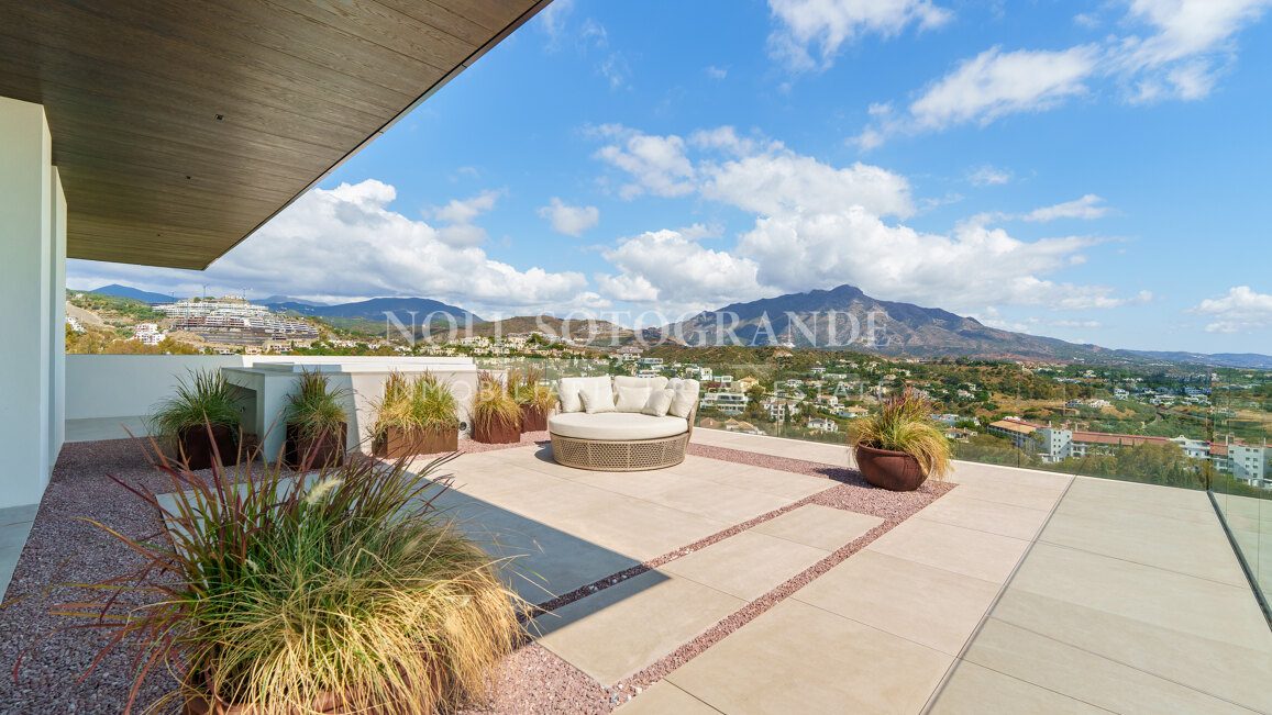 Villa for sale in El Herrojo, Benahavis