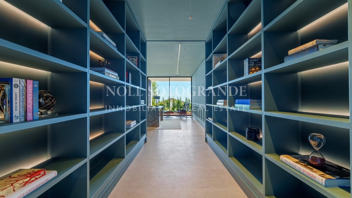 Villa for sale in El Herrojo, Benahavis