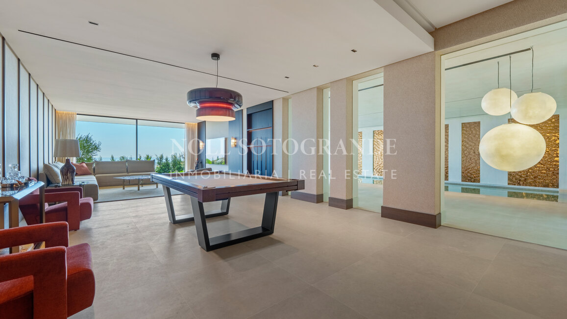 Villa for sale in El Herrojo, Benahavis