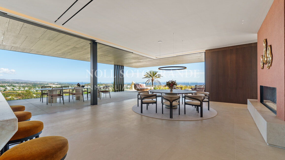 Villa for sale in El Herrojo, Benahavis