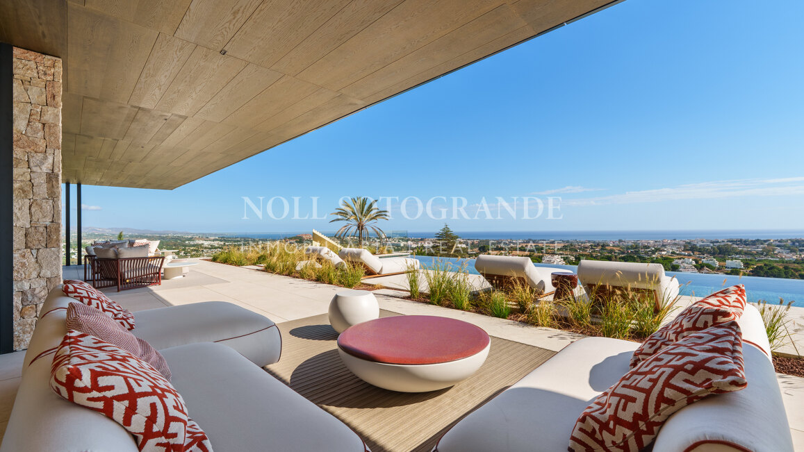 Villa for sale in El Herrojo, Benahavis