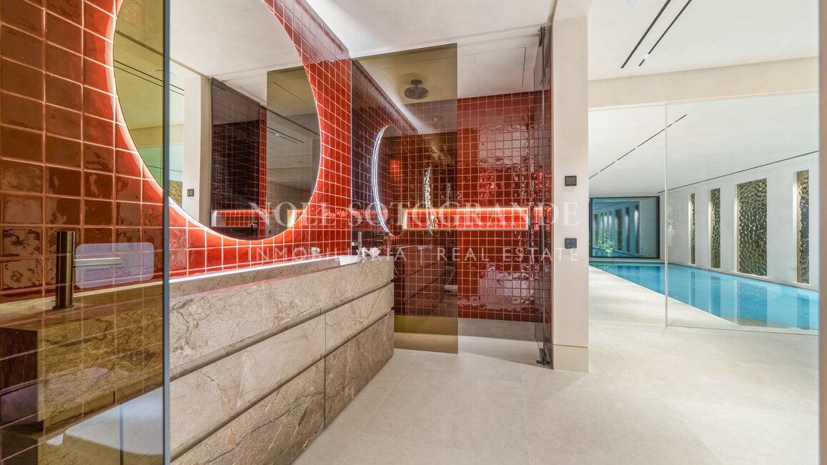 Villa for sale in El Herrojo, Benahavis