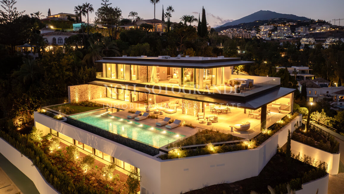 Villa for sale in El Herrojo, Benahavis