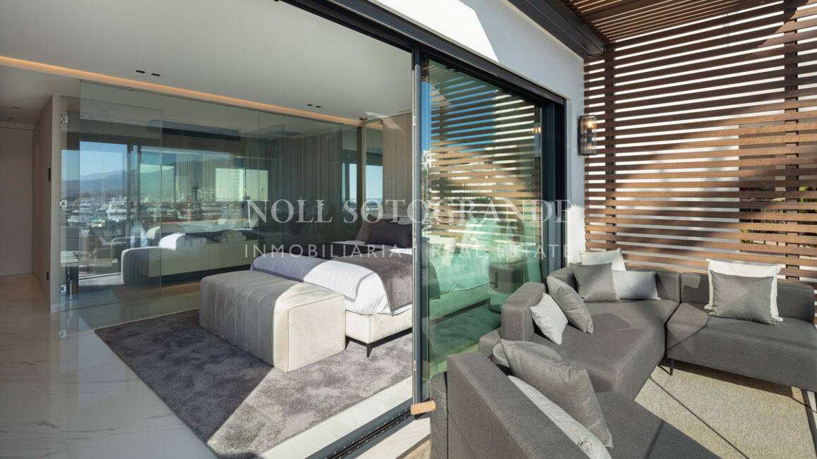 Contemporary front line marina 3-bedroom apartment in Puerto Banús, Marbella
