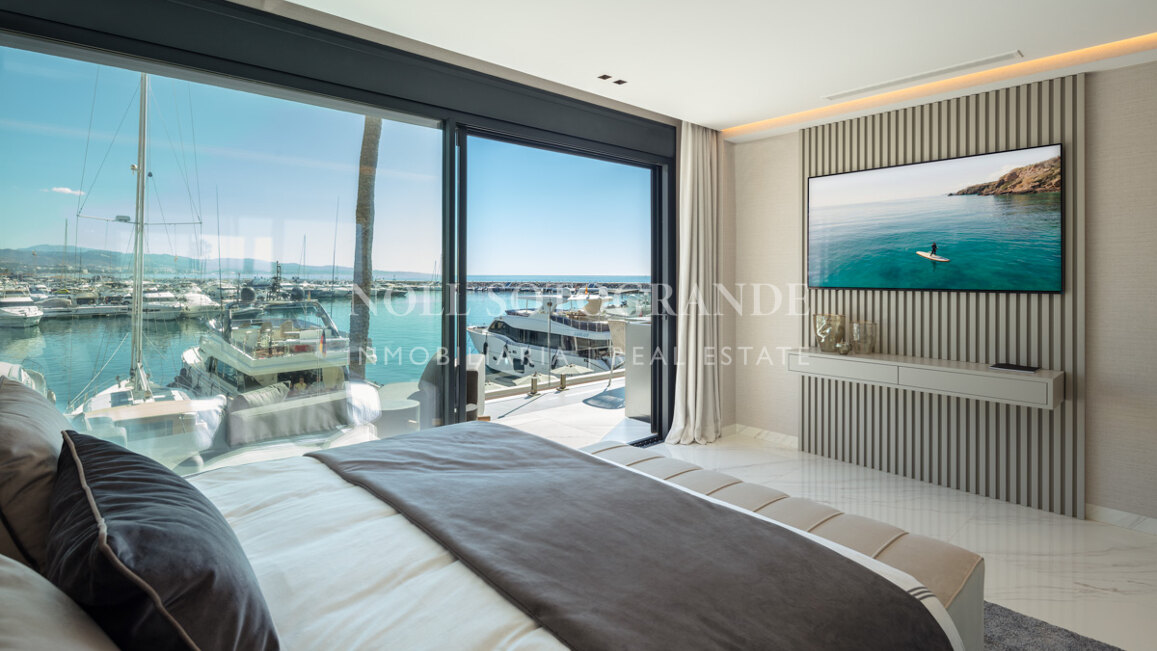 Contemporary front line marina 3-bedroom apartment in Puerto Banús, Marbella