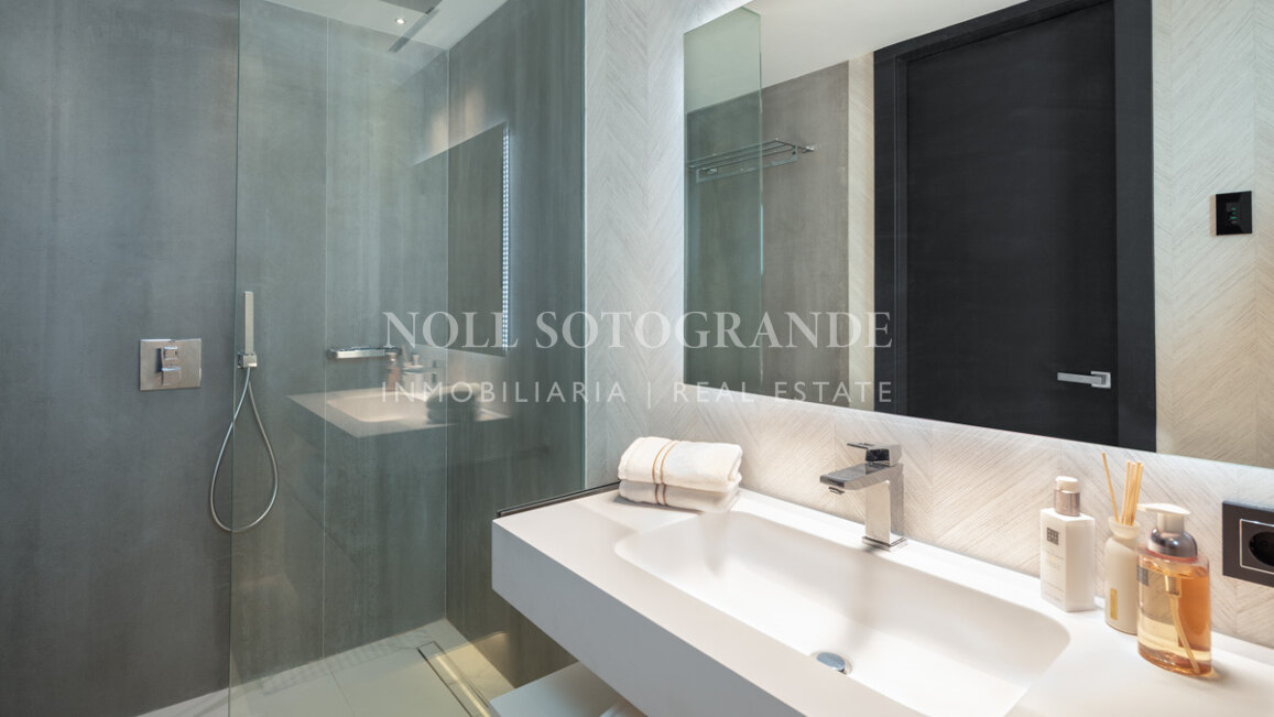 Contemporary front line marina 3-bedroom apartment in Puerto Banús, Marbella