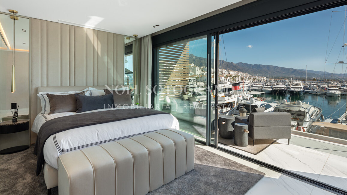 Contemporary front line marina 3-bedroom apartment in Puerto Banús, Marbella