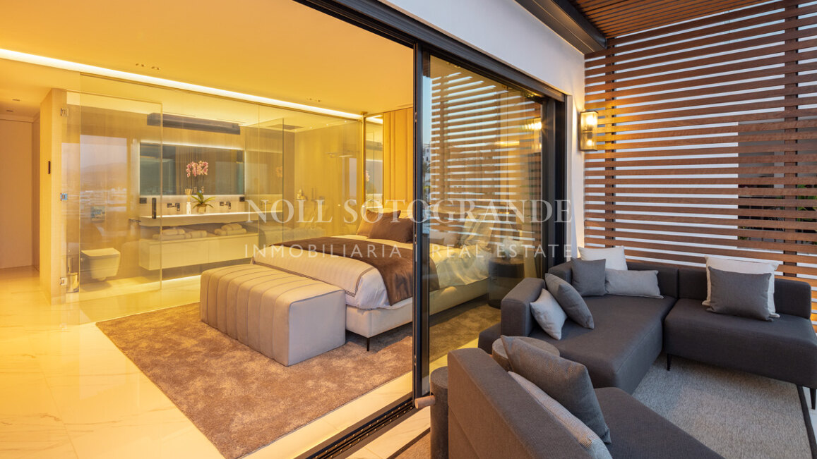 Contemporary front line marina 3-bedroom apartment in Puerto Banús, Marbella