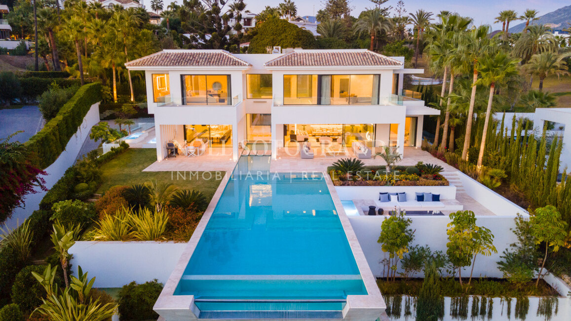 Villa for sale in La Cerquilla, Nueva Andalucia