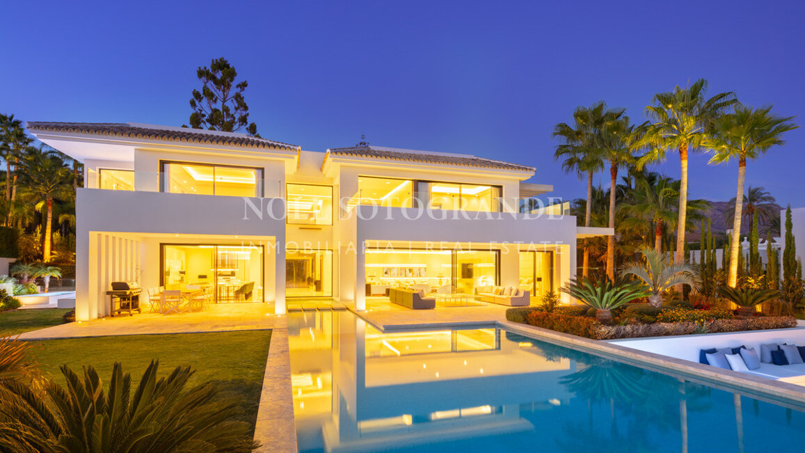 Villa for sale in La Cerquilla, Nueva Andalucia