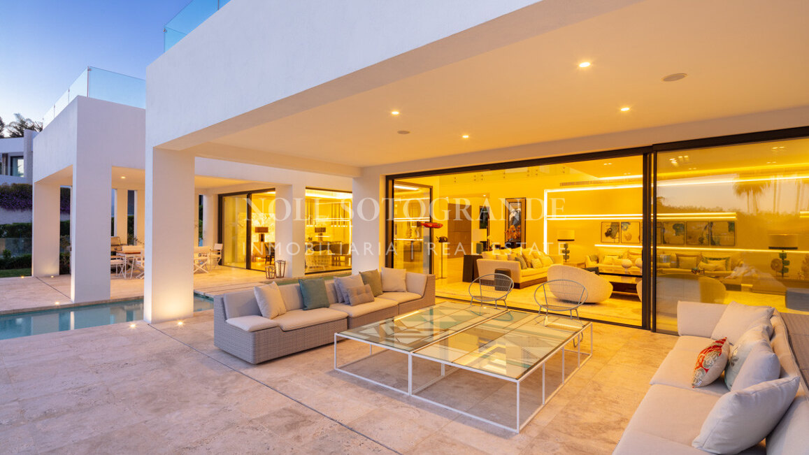 Villa for sale in La Cerquilla, Nueva Andalucia