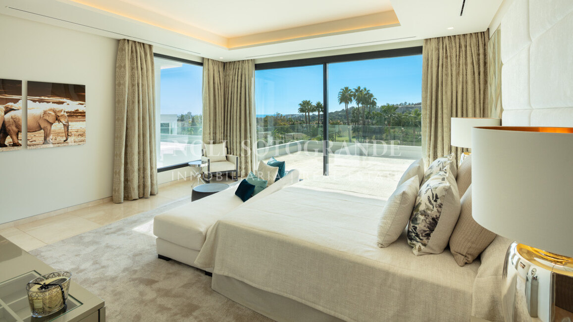 Villa for sale in La Cerquilla, Nueva Andalucia