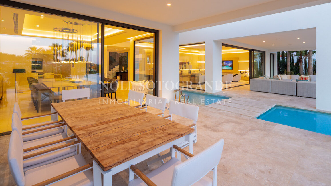 Villa for sale in La Cerquilla, Nueva Andalucia