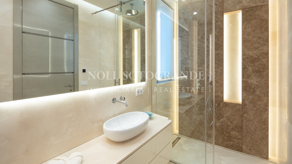 Villa for sale in La Cerquilla, Nueva Andalucia