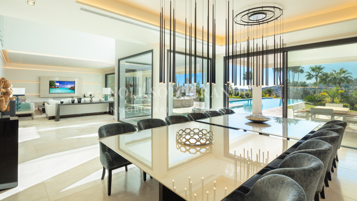 Villa for sale in La Cerquilla, Nueva Andalucia