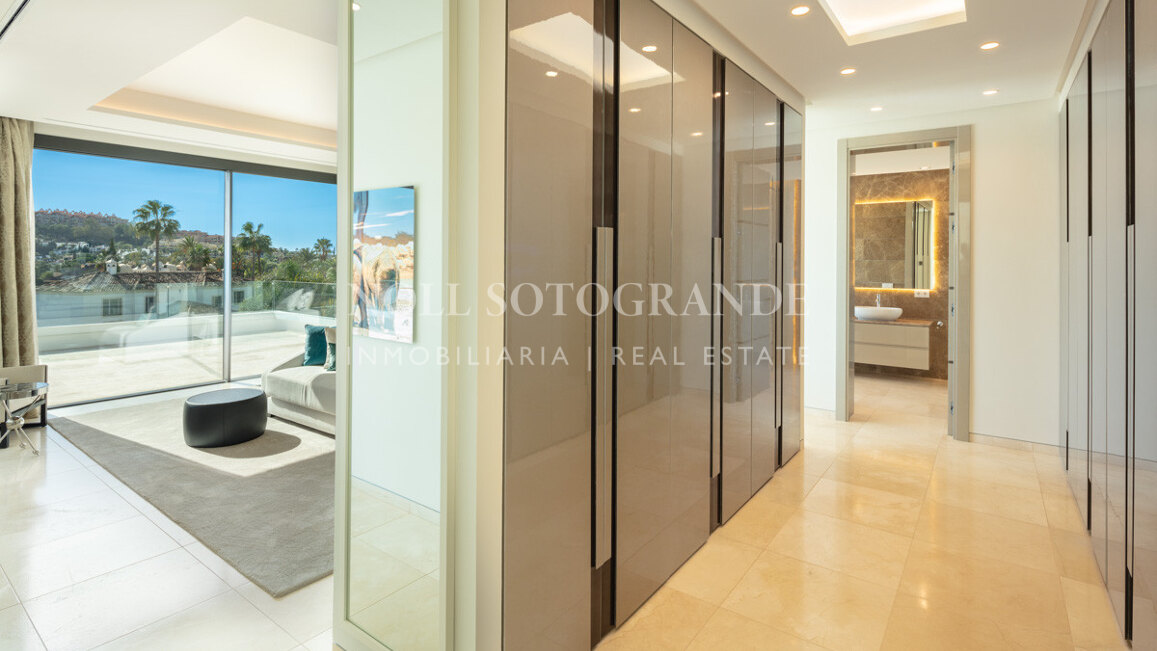 Villa for sale in La Cerquilla, Nueva Andalucia