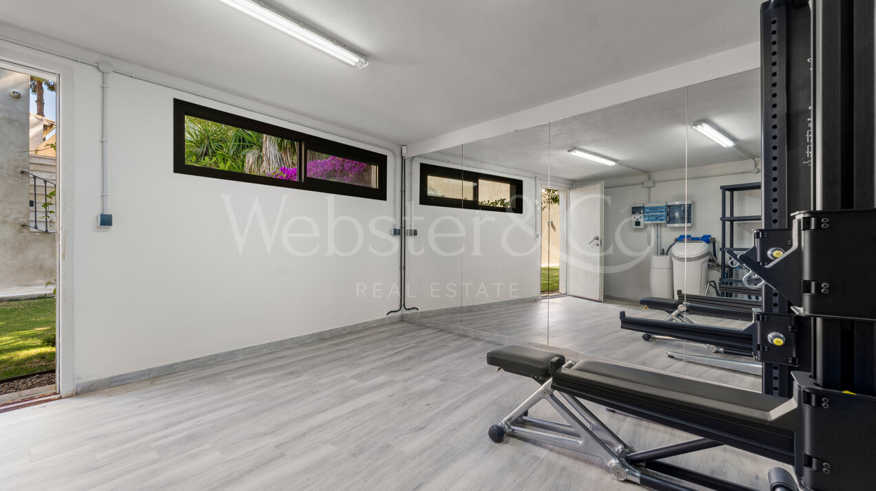 Villa Ibiza - Dream Residence in Rio Real, Marbella