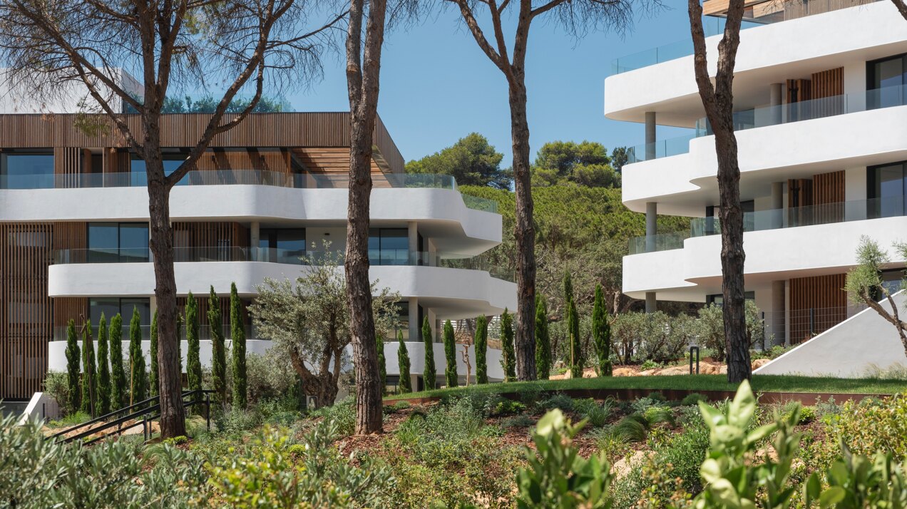 Exquisite 3 bedroom apartment set in one of the most exclusive & prestigious private communities on the coast.