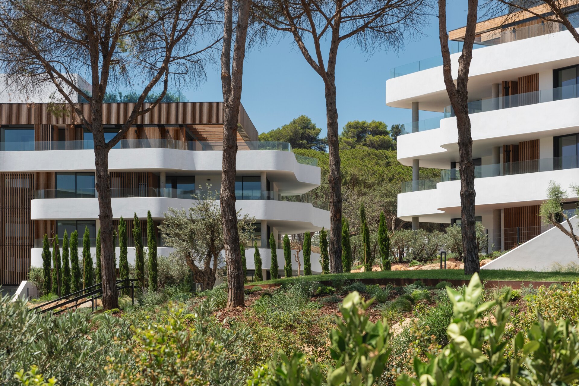 Exquisite 3 bedroom apartment set in one of the most exclusive & prestigious private communities on the coast.