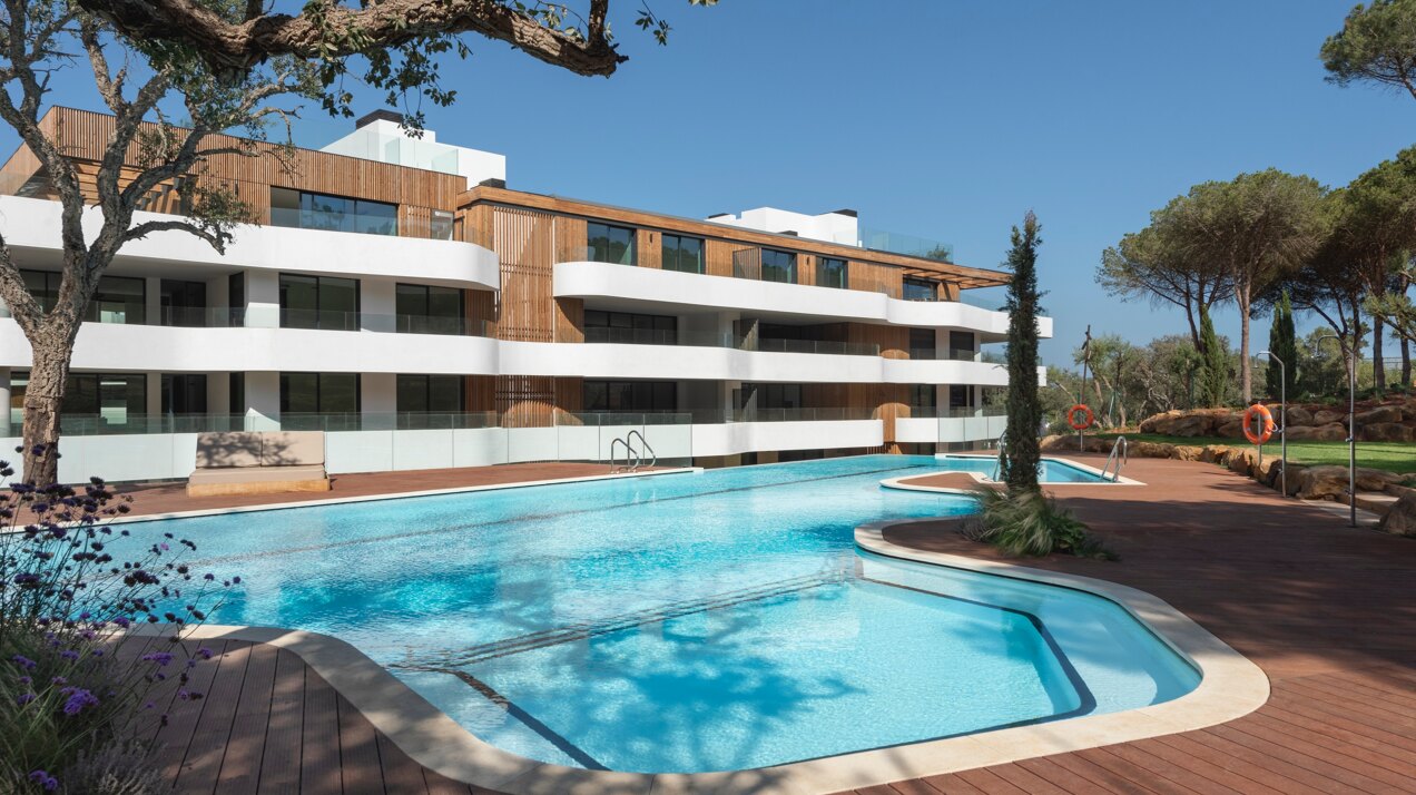 Exquisite 3 bedroom apartment set in one of the most exclusive & prestigious private communities on the coast.