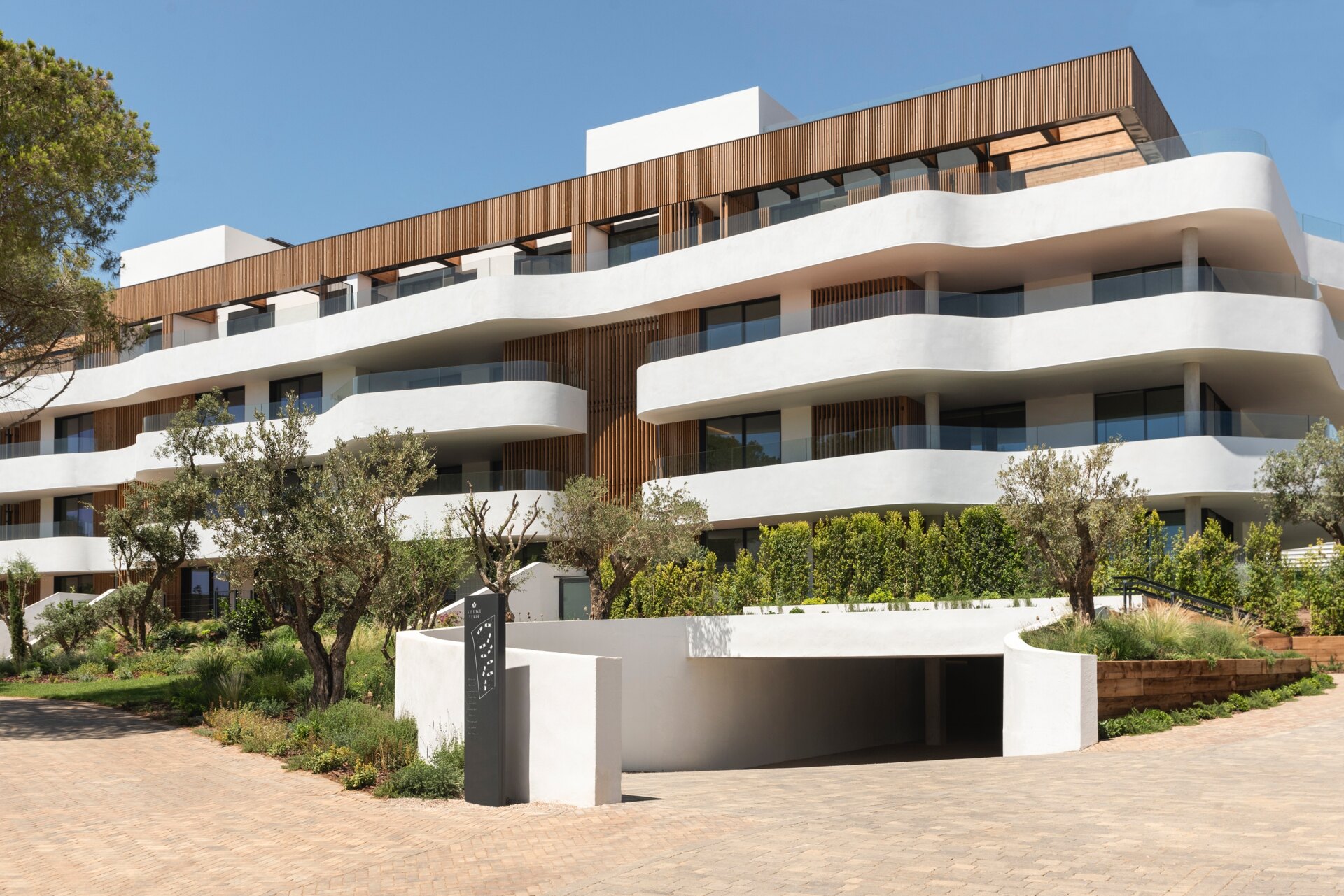 Exquisite 3 bedroom apartment set in one of the most exclusive & prestigious private communities on the coast.