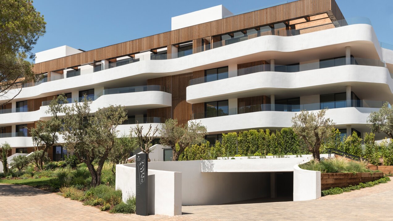 Exquisite 3 bedroom apartment set in one of the most exclusive & prestigious private communities on the coast.